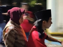 Dibonceng Naik Motor, Risma Susuri Sungai Penyebab Banjir di Pasuruan