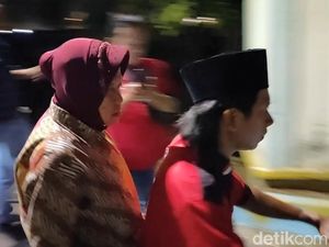 Dibonceng Naik Motor, Risma Susuri Sungai Penyebab Banjir di Pasuruan Dibonceng Naik Motor, Risma Susuri Sungai Penyebab Banjir di Pasuruan