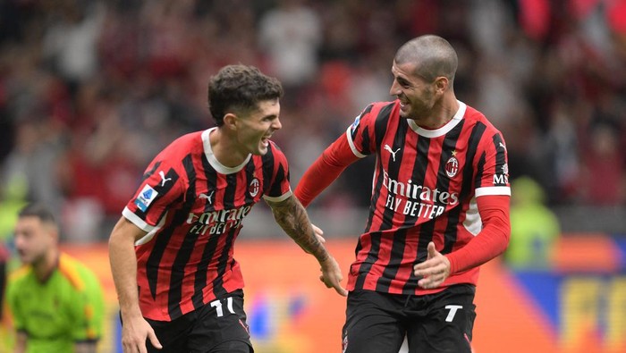 Soccer Football - Serie A - AC Milan v Lecce - San Siro, Milan, Italy - September 27, 2024 AC Milans Christian Pulisic celebrates scoring their third goal with Alvaro Morata REUTERS/Daniele Mascolo