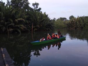 Bekantan dan Geliat Ekonomi Wisata di Pesisir Sungai Hitam Kukar