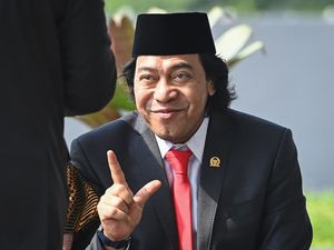 Komeng pun Bingung Disuruh Kerja yang Bukan Bidangnya di DPD Komeng pun Bingung Disuruh Kerja yang Bukan Bidangnya di DPD