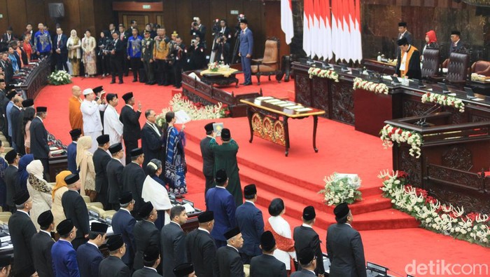 Di Hadapan Jokowi, 580 Anggota dewan perwakilan rakyat Periode 2024-2029 Resmi Dilantik Pelantikan digelar hari ini di ruang sidang paripurna, kompleks parlemen, Senayan, Jakarta, Selasa (1/10/2024). Pelantikan turut didatangi oleh Presiden Joko Widodo (Jokowi) dan presiden terpilih Prabowo Subianto serta jajaran menteri kabinet.