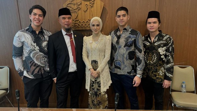 Update Informasi Selebriti InsertLive : Foto Bareng Keluarga Mulan Jameela, Ekspresi Al, El, dan Dul Dipertanyakan