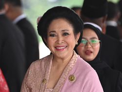 Penampilan Titiek Soeharto Hadiri Pelantikan Prabowo-Gibran