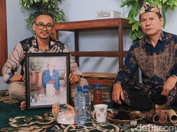 Warisi Ilmu Mak Erot, Praktik Haji Baban di Sukabumi Didatangi Pesohor