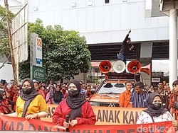 Jerit Ibu Tersangka Pembunuh-Pemerkosa Siswi SMP: Tolong Kami, Pak Prabowo!