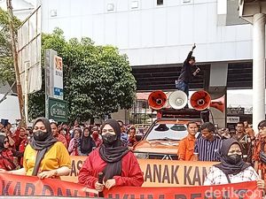 Jerit Ibu Tersangka Pembunuh-Pemerkosa Siswi SMP: Tolong Kami, Pak Prabowo! Jerit Ibu Tersangka Pembunuh-Pemerkosa Siswi SMP: Tolong Kami, Pak Prabowo!