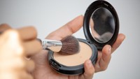7 Bedak Padat untuk Usia 30 Tahun ke Atas, Mengandung Skincare