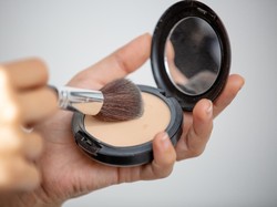 9 Bedak Padat untuk Kulit Berminyak yang Nggak Bikin Wajah Mengkilap