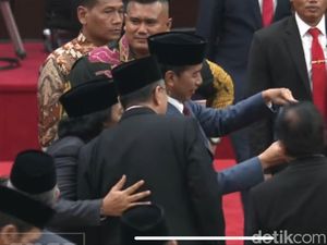 Momen Jokowi dan Komeng Selfie Bareng Usai Pelantikan Anggota DPR Momen Jokowi dan Komeng Selfie Bareng Usai Pelantikan Anggota DPR
