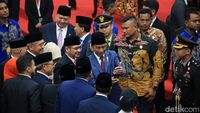 Jokowi Jadi Rebutan Foto Bareng Anggota DPR Terpilih
