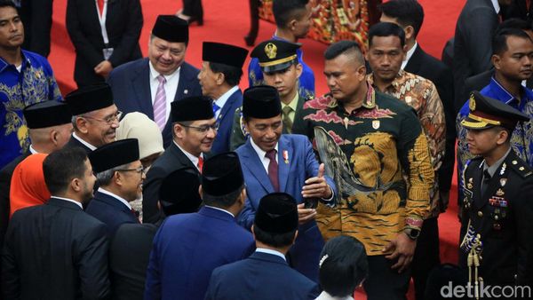Jokowi Jadi Rebutan Foto Bareng Anggota DPR Terpilih