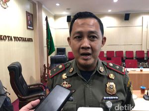 Satpol PP Buru Manusia Silver yang Gebrak Mobil di Bawah Jembatan Kewek Jogja Satpol PP Buru Manusia Silver yang Gebrak Mobil di Bawah Jembatan Kewek Jogja
