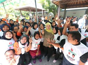 Momen Khofifah Makan Siang Bareng Ribuan Karyawan Pabrik di Surabaya