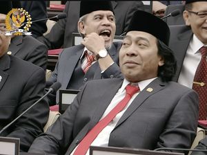 Ekspresi Komeng Diteriaki Uhuy di Dalam Gedung DPR RI Ekspresi Komeng Diteriaki Uhuy di Dalam Gedung DPR RI