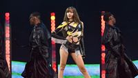 7 Gaya Lisa BLACKPINK Tampilkan Lagu Baru Diduga Tentang Frederic Arnault