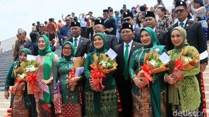 Momen Anggota DPR dan Keluarga Asyik Foto di Gedung Kura-kura