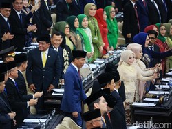 Momen Jokowi dan Titiek Bertemu Usai Pelantikan Anggota DPR Hari Ini