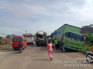 Bus Hantam Truk Parkir di Jalintim Palembang-Jambi, 2 Orang Tewas Bus Hantam Truk Parkir di Jalintim Palembang-Jambi, 2 Orang Tewas