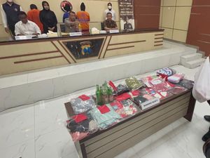 12 Pasangan Seks Swinger di Batu Digerebek, Peserta Direkrut Lewat Telegram 12 Pasangan Seks Swinger di Batu Digerebek, Peserta Direkrut Lewat Telegram