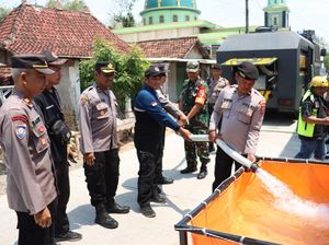 Mobil Water Canon Salurkan Air Bersih ke Desa Mojokerto yang Kekeringan Mobil Water Canon Salurkan Air Bersih ke Desa Mojokerto yang Kekeringan