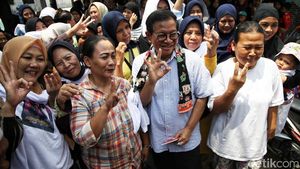 Pranomo Kampanye di Pesanggrahan, Bagikan Kupon Sembako Murah