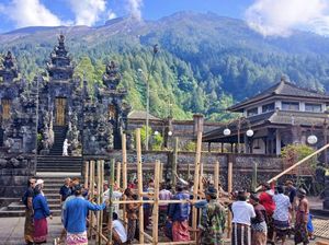 Karya di Pura Pasar Agung, Pendakian ke Gunung Agung Ditutup Dua Bulan Karya di Pura Pasar Agung, Pendakian ke Gunung Agung Ditutup Dua Bulan