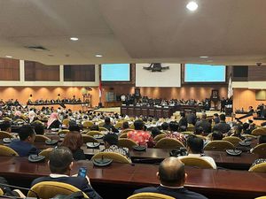Di Tengah Panasnya Pemilihan Pimpinan DPD, Komeng Cairkan Suasana Di Tengah Panasnya Pemilihan Pimpinan DPD, Komeng Cairkan Suasana
