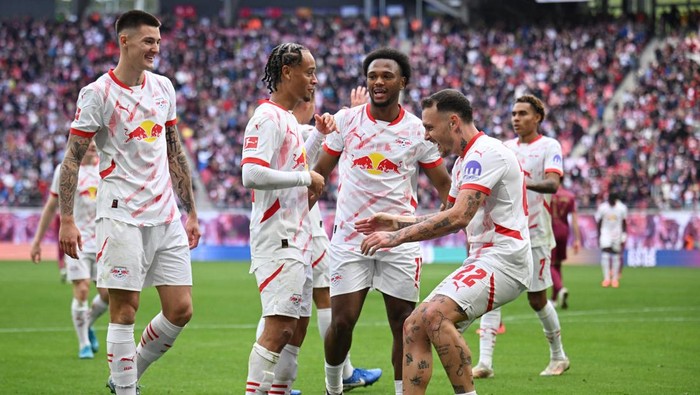 Soccer Football - Bundesliga - RB Leipzig v FC Augsburg - Red Bull Arena, Leipzig, Germany - September 28, 2024 RB Leipzigs Xavi Simons celebrates scoring their fourth goal with Lois Openda, Benjamin Sesko and David Raum REUTERS/Annegret Hilse DFL REGULATIONS PROHIBIT ANY USE OF PHOTOGRAPHS AS IMAGE SEQUENCES AND/OR QUASI-VIDEO.