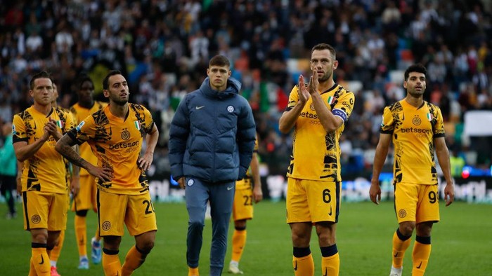 UDINE, ITALY - SEPTEMBER 28: Stefan De Vrij of FC Internazionale ( #6) thanks supporters with his teammates at the end of the Serie A match between Udinese and FC Internazionale at Stadio Friuli on September 28, 2024 in Udine, Italy. (Photo by Timothy Rogers/Getty Images)