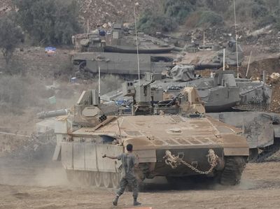 Tank-tank Israel Bersiaga di Perbatasan Lebanon