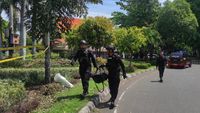 Tim Jibom Evakuasi Granat Nanas di Taman Jalan Residen Sudirman