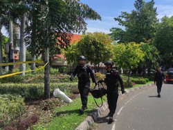 Gegana Evakuasi Granat Nanas di Taman Seberang Gereja Kristus Raja Surabaya