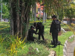 Granat Nanas Ditemukan di Taman Seberang Gereja Kristus Raja Surabaya Granat Nanas Ditemukan di Taman Seberang Gereja Kristus Raja Surabaya