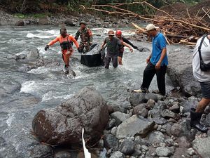 Jenazah Kedua Remaja yang Hanyut di Sungai Gelar Jembrana Ditemukan! Jenazah Kedua Remaja yang Hanyut di Sungai Gelar Jembrana Ditemukan!
