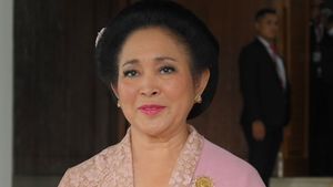 Foto: Gaya 12 Anggota DPR Berkebaya Saat Dilantik, Titiek Soeharto Pakai Pink