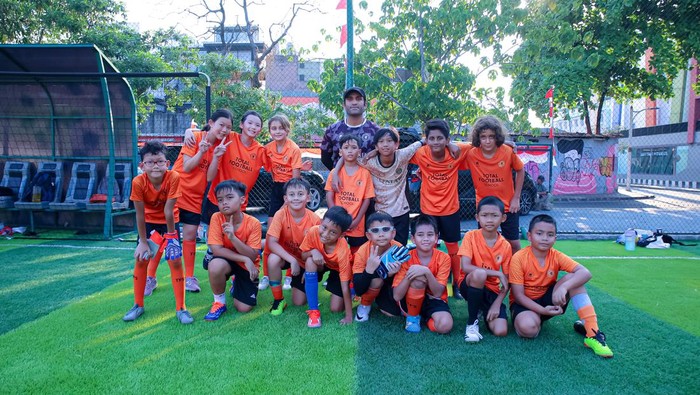 Total Football School berdiri sejak Februari 2023. Sekolah sepakbola ini menganut filosofi sepakbola Indonesia dan Belanda.