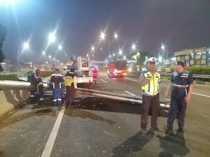 Truk Tangki Tabrak Rambu hingga Pembatas Jalan di Tol JORR Pagi Ini