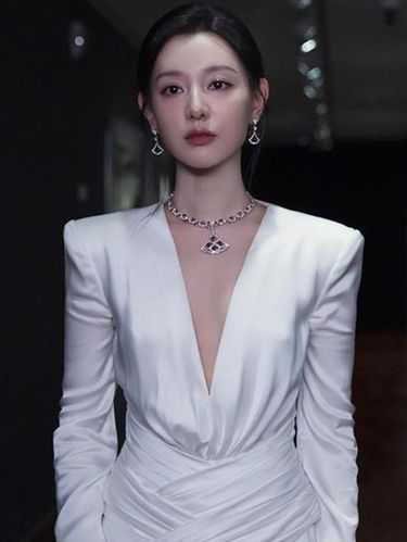 Usai resmi didapuk sebagai brand ambassador BVLGARI, Kim Ji Won memukau publik dengan gaun satin putih yang menyapu lantai. V-line gaunnya yang dalam dan berani membuat kalung serta anting yang dipakai Kim Ji Won lebih bersinar./Foto: Instagram/geewonii