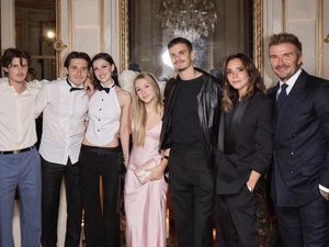 Harper Beckham Pakai Gaun Tipis Tanpa Lengan, Dinilai Tak Pantas Untuk Usia 13 Harper Beckham Pakai Gaun Tipis Tanpa Lengan, Dinilai Tak Pantas Untuk Usia 13