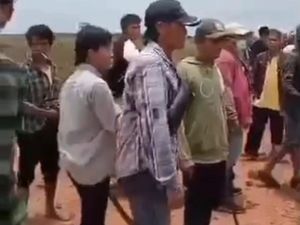 Klaim Tanahnya Diserobot, Warga Mesuji Datangi Perusahaan Sawit Bawa Sajam Klaim Tanahnya Diserobot, Warga Mesuji Datangi Perusahaan Sawit Bawa Sajam