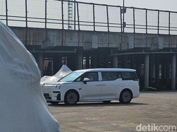 Siap Dijual! Mobil Listrik Zeekr yang Ditimpa Truk Tak Remuk Mendarat di RI