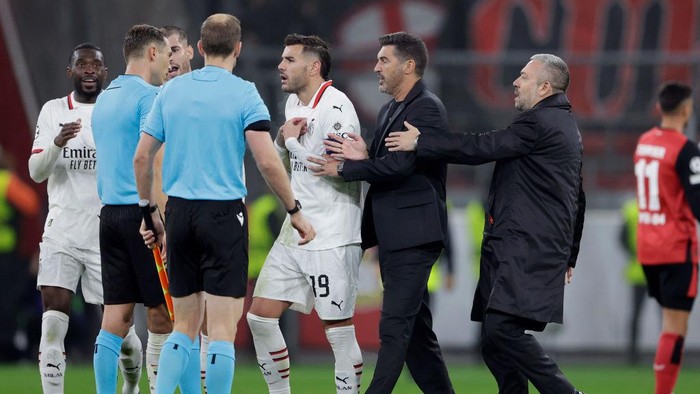 LEVERKUSEN, GERMANY - OCTOBER 1: Referee Sandro Schaerer in consultation with Fikayo Tomori of AC Milan, Alvaro Morata of AC Milan, Theo Hernandez of AC Milan, coach Paulo Fonseca of AC Milan  during the UEFA Champions League  match between Bayer Leverkusen v AC Milan at the BayArena on October 1, 2024 in Leverkusen Germany (Photo by Rico Brouwer/Soccrates/Getty Images)