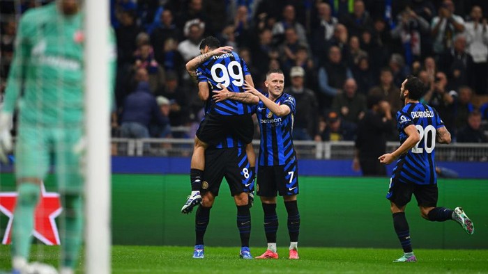 MILAN, ITALY - OCTOBER 01: Marko Arnautovic of FC Internazionale celebrates with teammates after scoring a goal during the UEFA Champions League 2024/25 League Phase MD2 match between FC Internazionale Milano and FK Crvena Zvezda at Stadio San Siro on October 01, 2024 in Milan, Italy. (Photo by Mattia Ozbot - Inter/Inter via Getty Images)