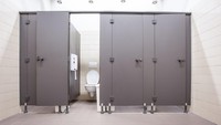 Catat! Ini Sederet Alasan Kenapa Toilet Umum Ada Celah di Bagian Bawah