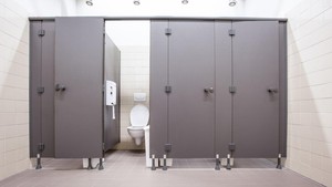 Catat! Ini Sederet Alasan Kenapa Toilet Umum Ada Celah di Bagian Bawah