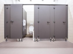 Irit sih Irit, tapi Wanita Ini Nginap di Toilet Bandara demi Liburan Hemat