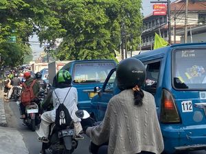 Ada Proyek Revitalisasi Trotoar, Lalin Jl Akses UI Depok Arah Jakarta Macet