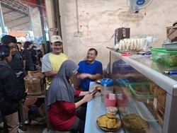 Ahmad Luthfi Serap Aspirasi Warga Pekalongan Sambil Sarapan di Warteg