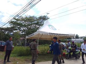 Detik-detik Ngeri Anggota Satpol PP Bombana Tersengat Listrik-Terpental Detik-detik Ngeri Anggota Satpol PP Bombana Tersengat Listrik-Terpental